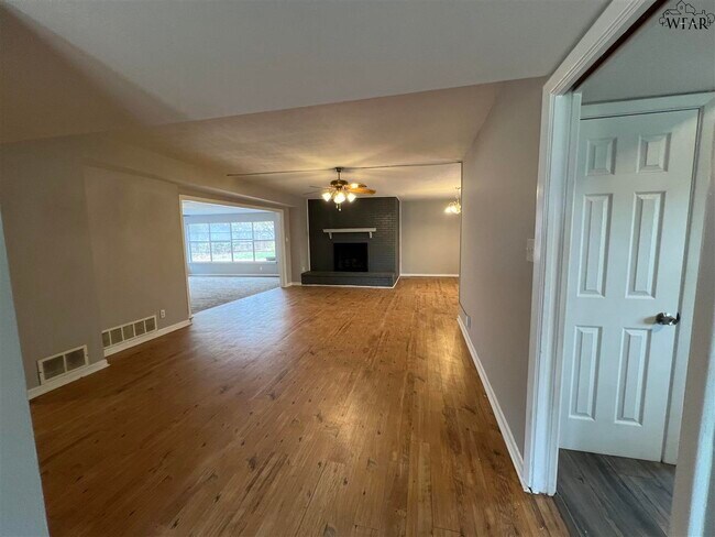 Foto del edificio - 2406 Hampstead Ln