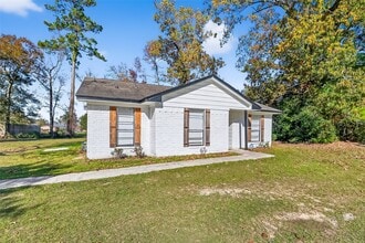 Building Photo - 23567 Pine Forest Dr