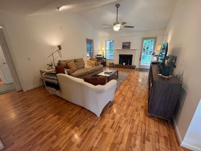 Photo - Beautiful Donelson Cottage With Private Fenced Yard House