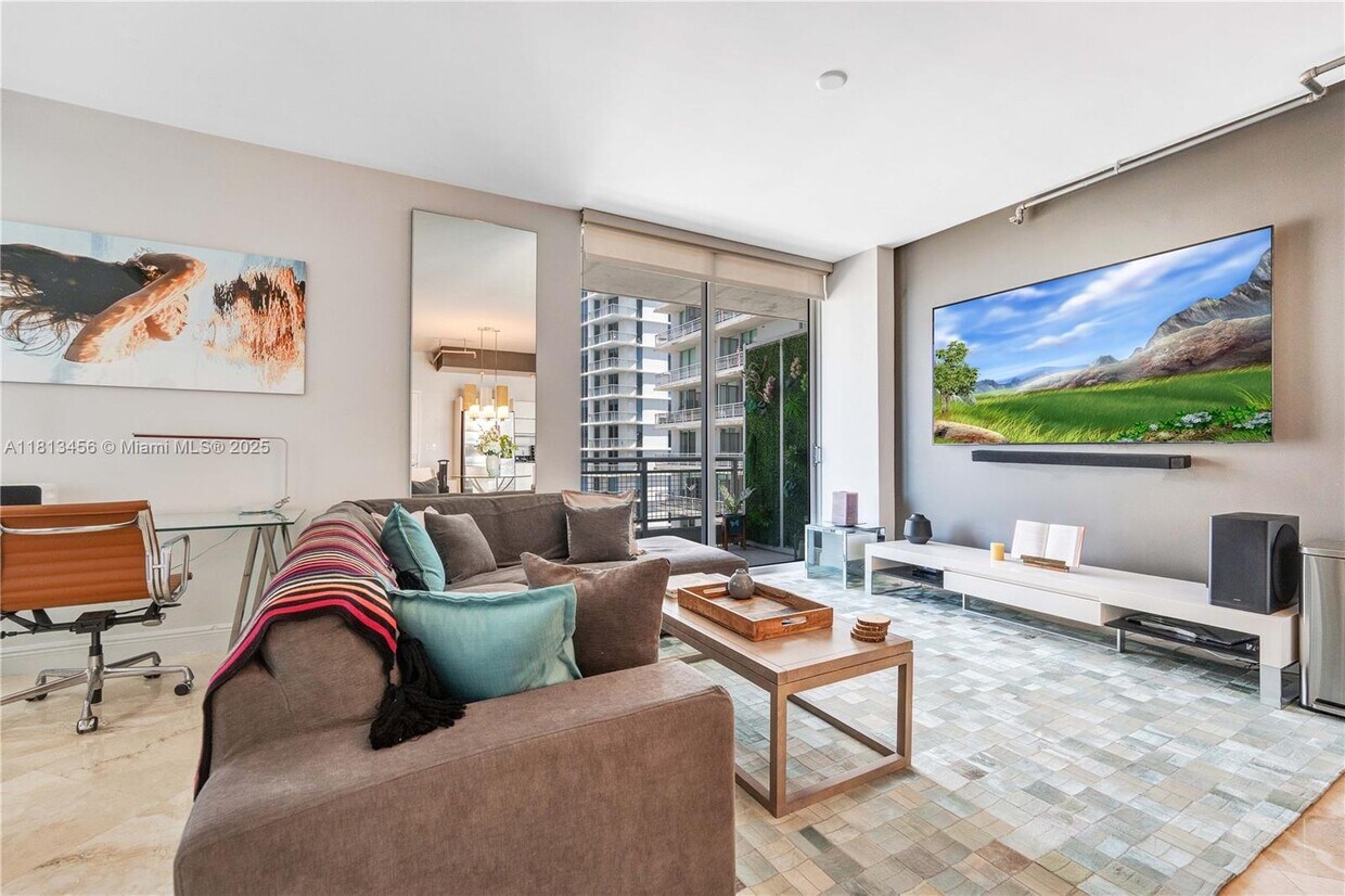 Foto principal - 690 SW 1st Ct