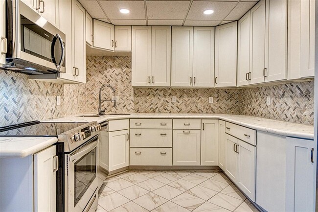 Building Photo - 5050 Woodway Dr