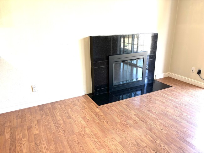 Building Photo - 4433 Vanderbilt Dr