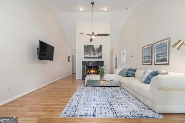 Photo - 1402 McLendon Dr House