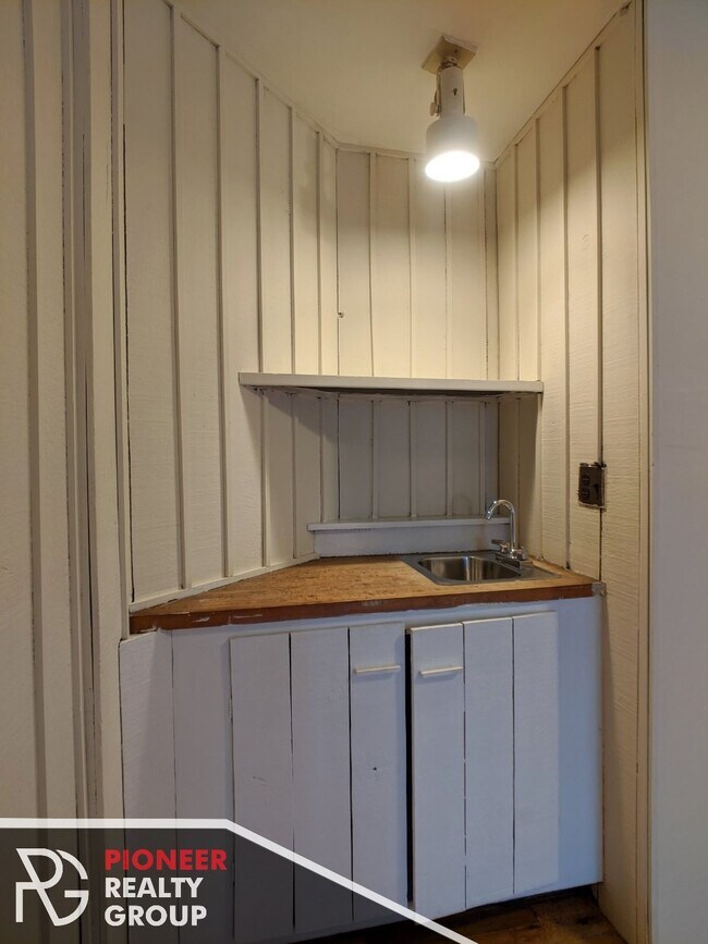 Building Photo - 606 W Surf St