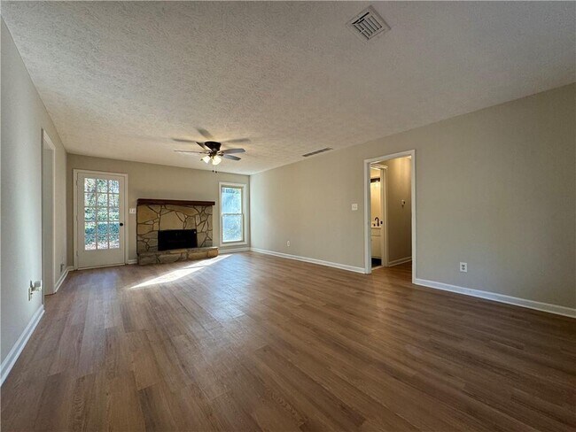Foto del edificio - 2020 Kemp Rd NE