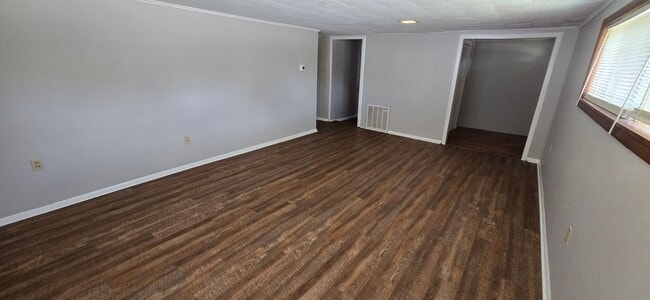Building Photo - 2 Bed/1 Bath - Yorktown School District!