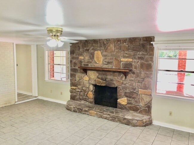 Foto del edificio - UPDATED IN BROADMOOR-BEAUTIFUL 4/3 CLOSE T...
