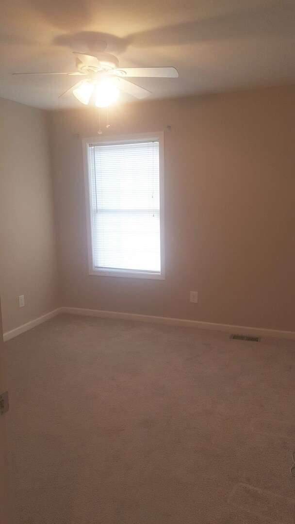 Building Photo - 5 Bed 3.5 Bath Townhome Now Available!
