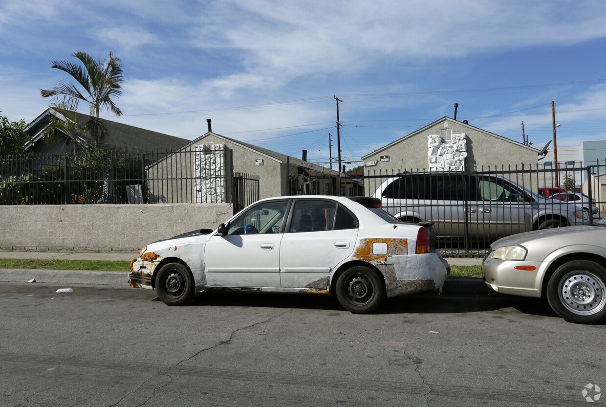 Building Photo - 5895-5909 Makee St
