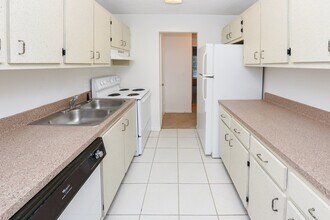 Building Photo - Reserve at Lake Pointe Apartments and Townhomes