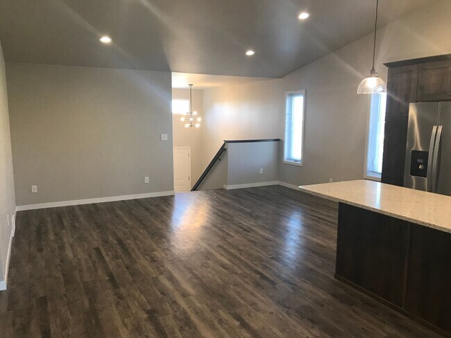 Building Photo - 4 Bed 2 Bath Single Family Home