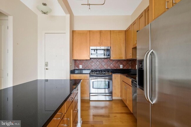 Building Photo - Welcome home to one of Arlington's most sought after neighborhoods.