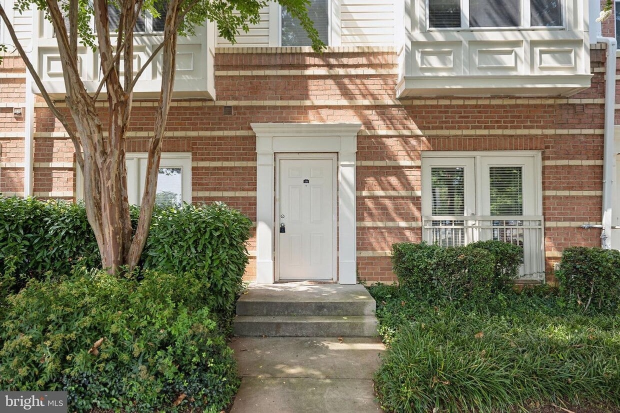 This townhouse style condo is located across the street from the Vienna Metro Station (Orange Line). - This townhouse style condo is located across the street from the Vienna Metro Station (Orange Line).