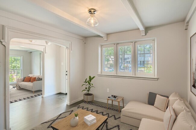 Foto del edificio - Impressive Cochran Heights home with outdo...