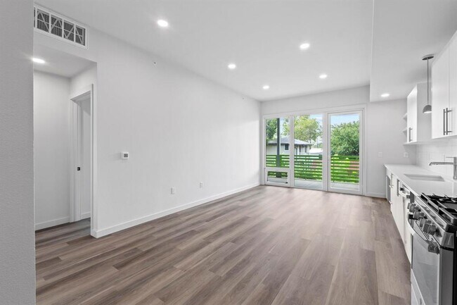 Foto del edificio - 4004 Banister Ln