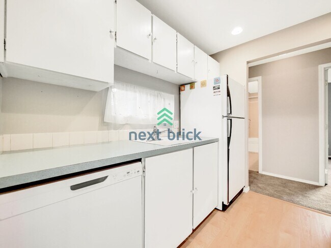 Building Photo - Sun-Filled Ground-Floor Corner Unit Minutes from Downtown Bellevue