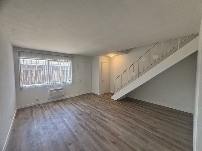 Building Photo - 673 S Eremland Dr