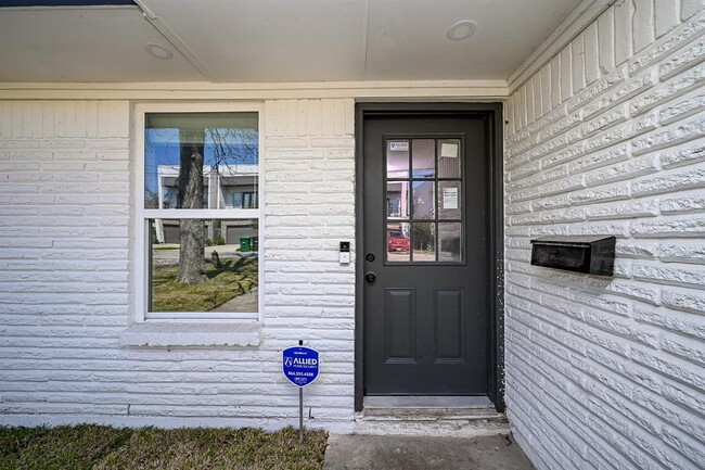 Building Photo - 4710 Hershe St