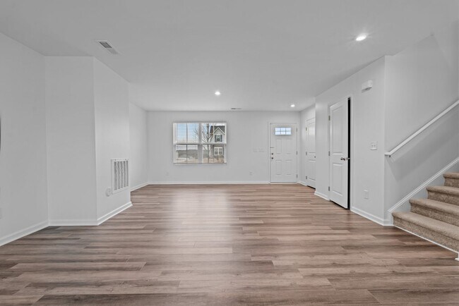 Foto del edificio - SHOWINGS CURRENTLY UNAVAILABLE!!!