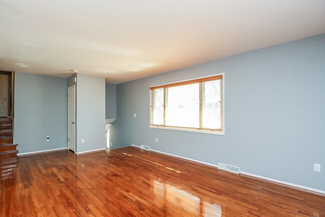 Building Photo - Charming 3 Bedroom