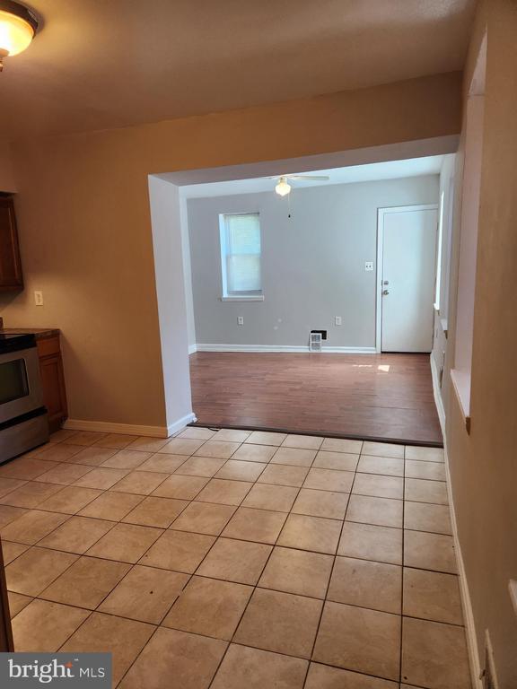 Building Photo - 403 W 6th St