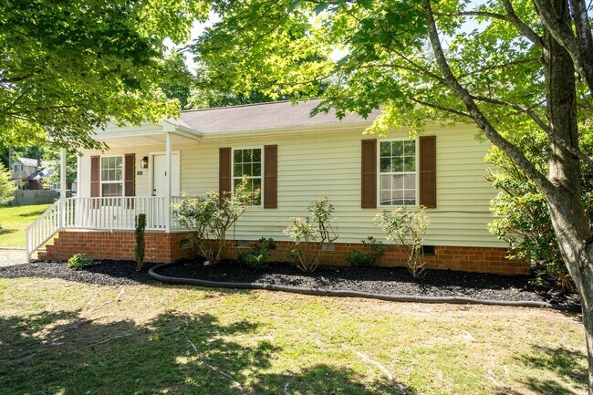 Foto del edificio - Three Bedroom Home Move in ready!