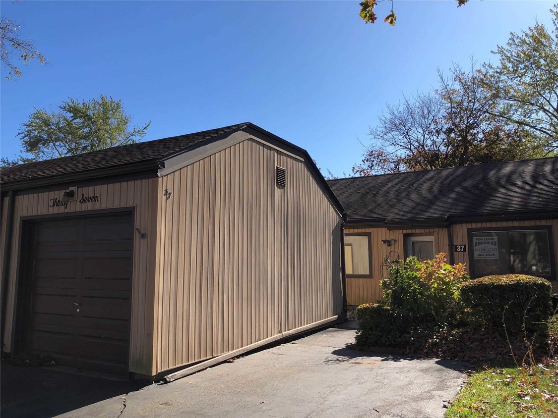 Primary Photo - 37 Strathmore Gate Dr
