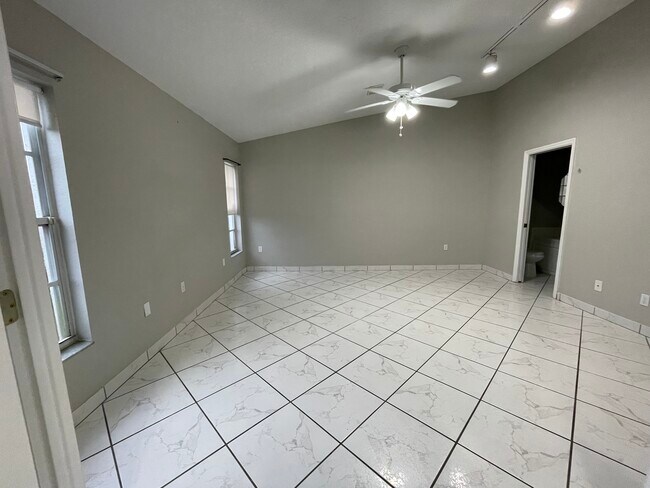 Building Photo - 733 Carpenters Way