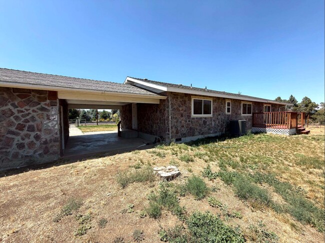 Building Photo - CHECK OUT THIS BEAUTIFUL HOME ON ACERAGE JUST MINUTES FROM REDMOND!