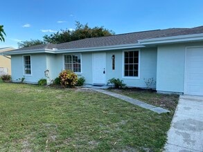 Building Photo - 255 SW Bridgeport Dr