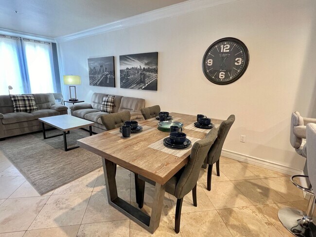 Foto del edificio - Luxurious 2 Bed/2 Bath Condo: Resort Living Just Minutes from the Las Vegas Strip!