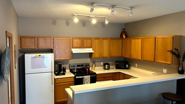 Building Photo - 562 Willoughby Way W