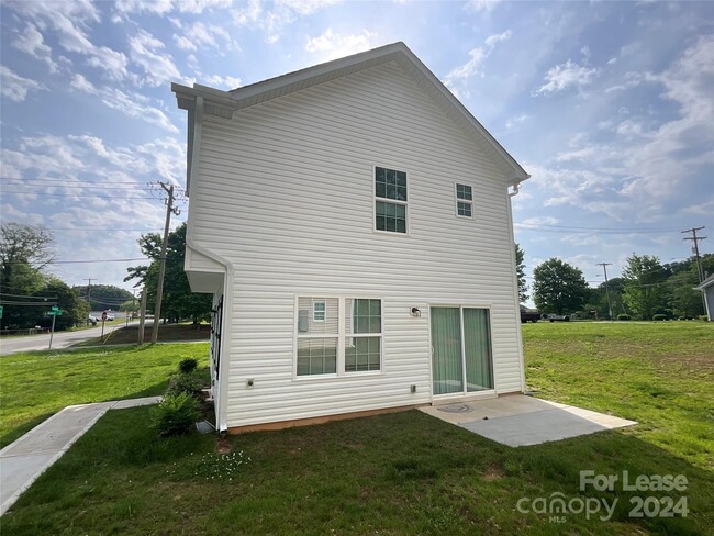 Building Photo - 2401 Crescent Ln