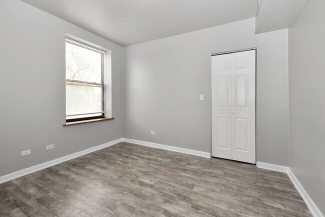 Building Photo - 2-Bedroom in Chicago’s historic South Shor...