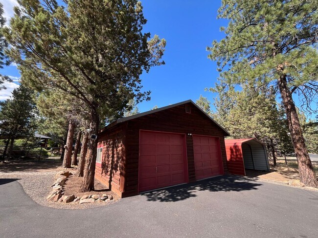 Building Photo - Beautiful Custom Log Home in Squaw Creek C...