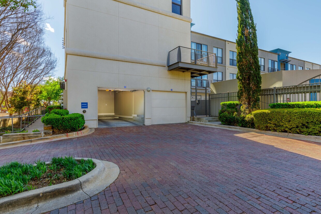 Foto principal - 4414 Cedar Springs Rd