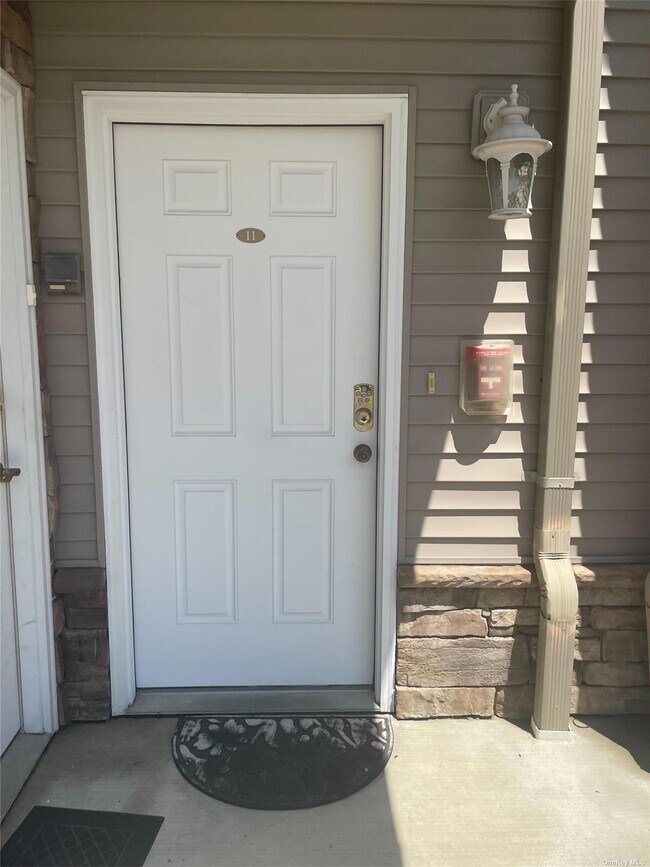 3 Jacqueline Way, North Babylon, NY 11703 Condo for Rent in North