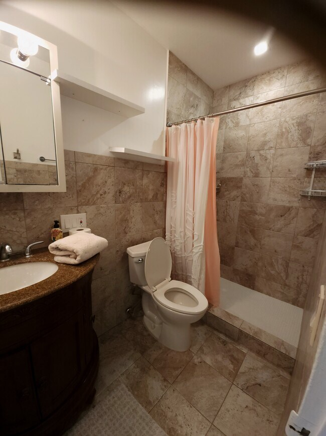 Baño - 600 Layne Blvd