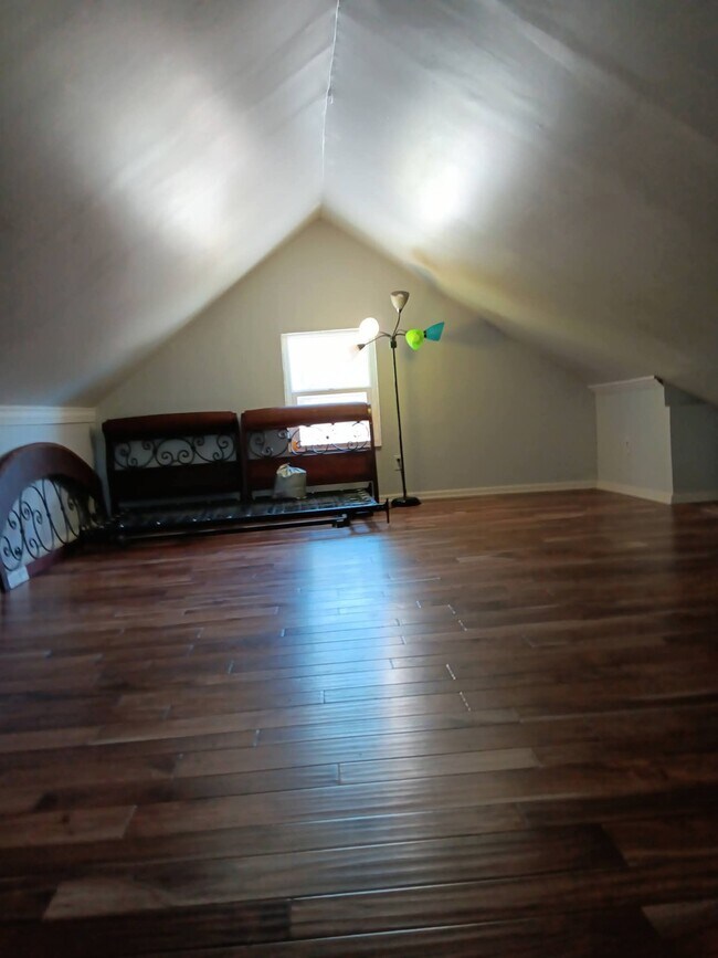 Dormitorio de la planta superior - 230 E Pine St