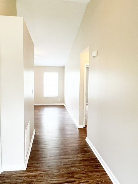 Foto del edificio - MCCORDSVILLE 3BR/2BA RANCH ON POND!