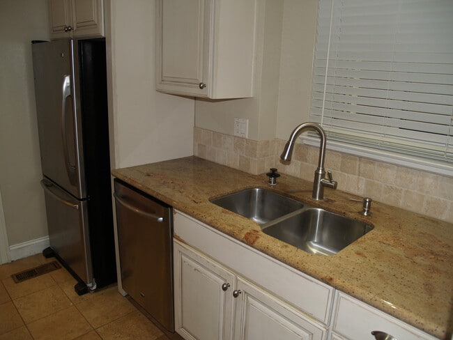 Building Photo - Stunning 1 Bedroom 1.5 bath townhouse in d...