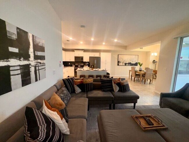 Foto del edificio - Fully Furnished 2/2 Luxury Storey Lake Condo near Disney with a Stunning Balcony Viiew!