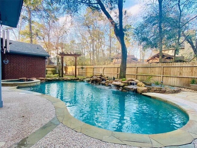 Foto del edificio - 39 Silent Brook Pl