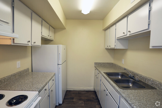 2 BR, 1 BA-Kitchen - La Casita