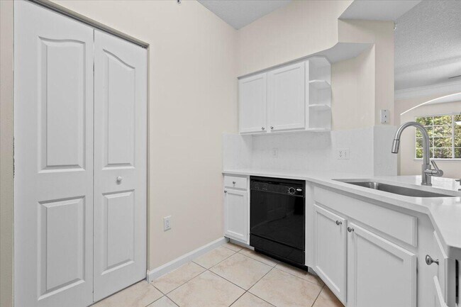 Foto del edificio - 6203 Myrtlewood Cir W