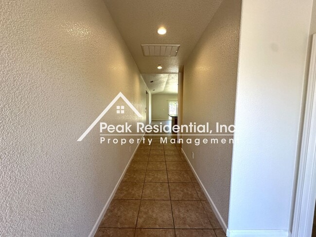 Building Photo - Wonderful 4bd/2ba Home with 2 Car Garage!