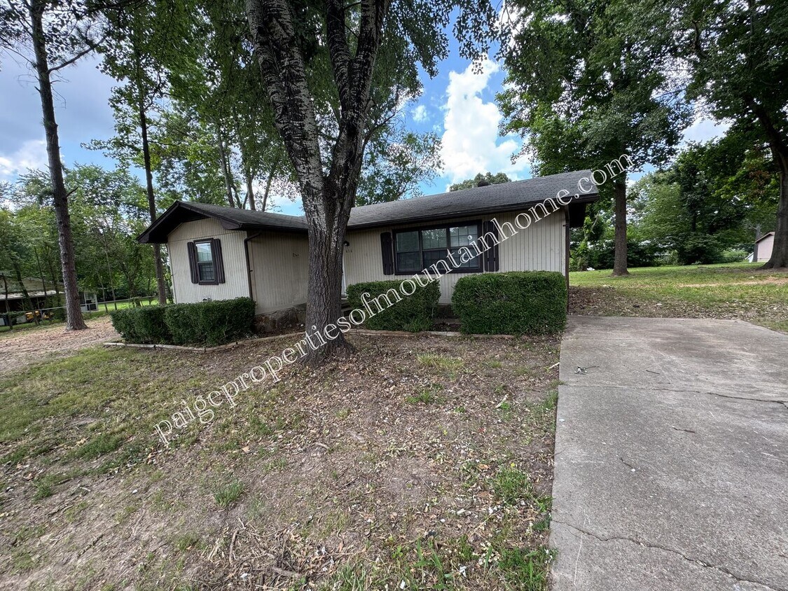 Foto principal - 3 bedroom, 1 bath Home