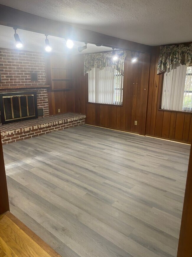 Building Photo - 3 bed 2 bath