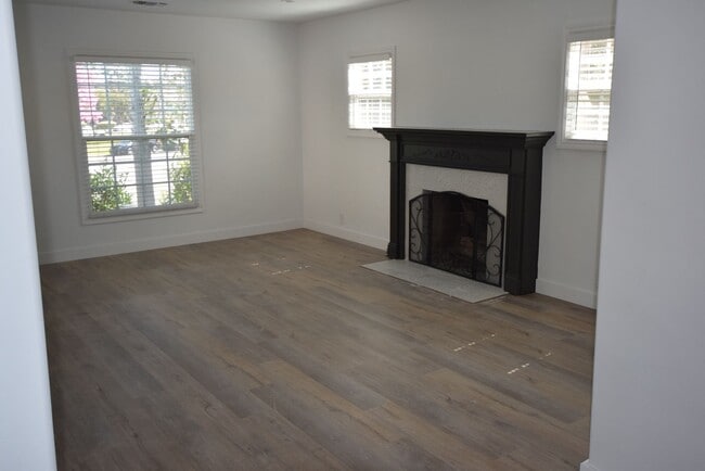 Building Photo - 721 N Hollywood Way