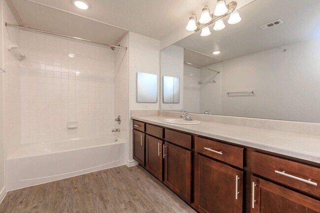 Foto del edificio - 4100 N Parkdale Ln